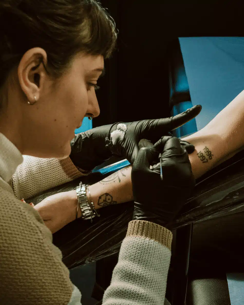Prestation de photographie d'entreprise en séance avec la tatoueur Presque Anna à Bagnères de Bigorre.