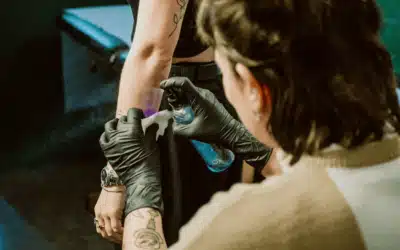 Photographie d’entreprise en séance tattoo avec Presque Anna