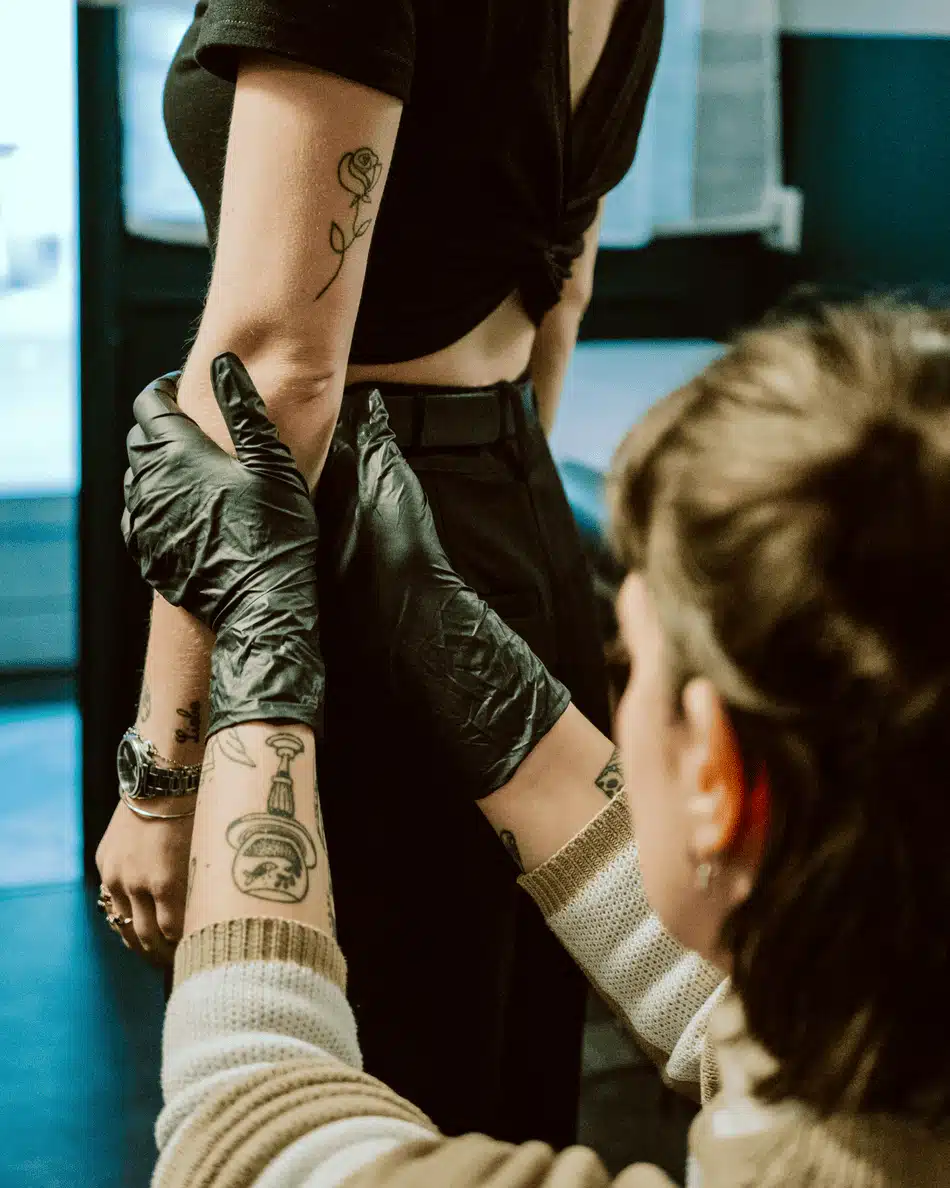 Prestation de photographie d'entreprise en séance avec la tatoueur Presque Anna à Bagnères de Bigorre.