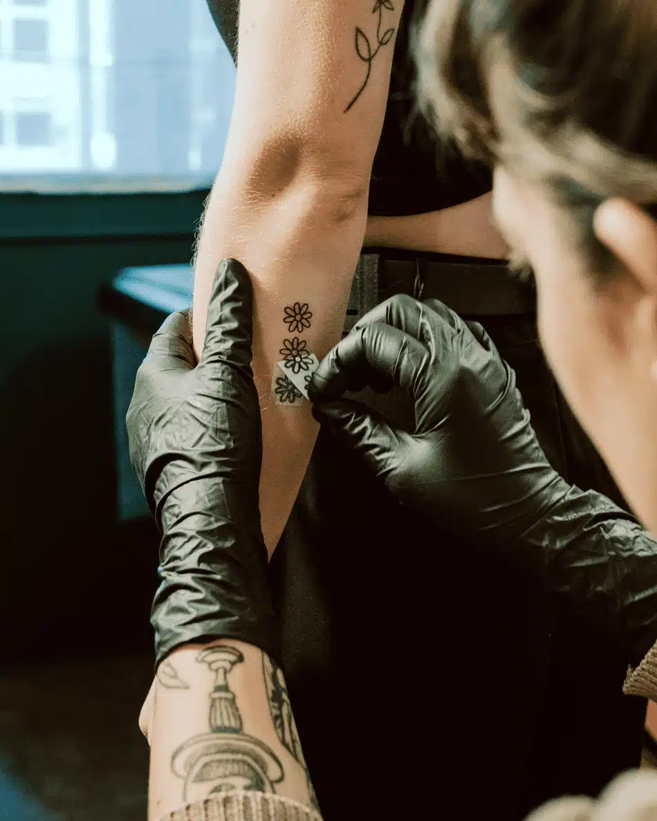 Prestation de photographie d'entreprise en séance avec la tatoueur Presque Anna à Bagnères de Bigorre.