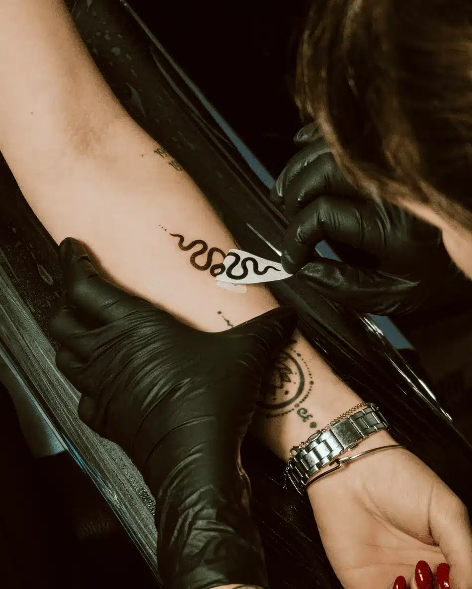 Prestation de photographie d'entreprise en séance avec la tatoueur Presque Anna à Bagnères de Bigorre.