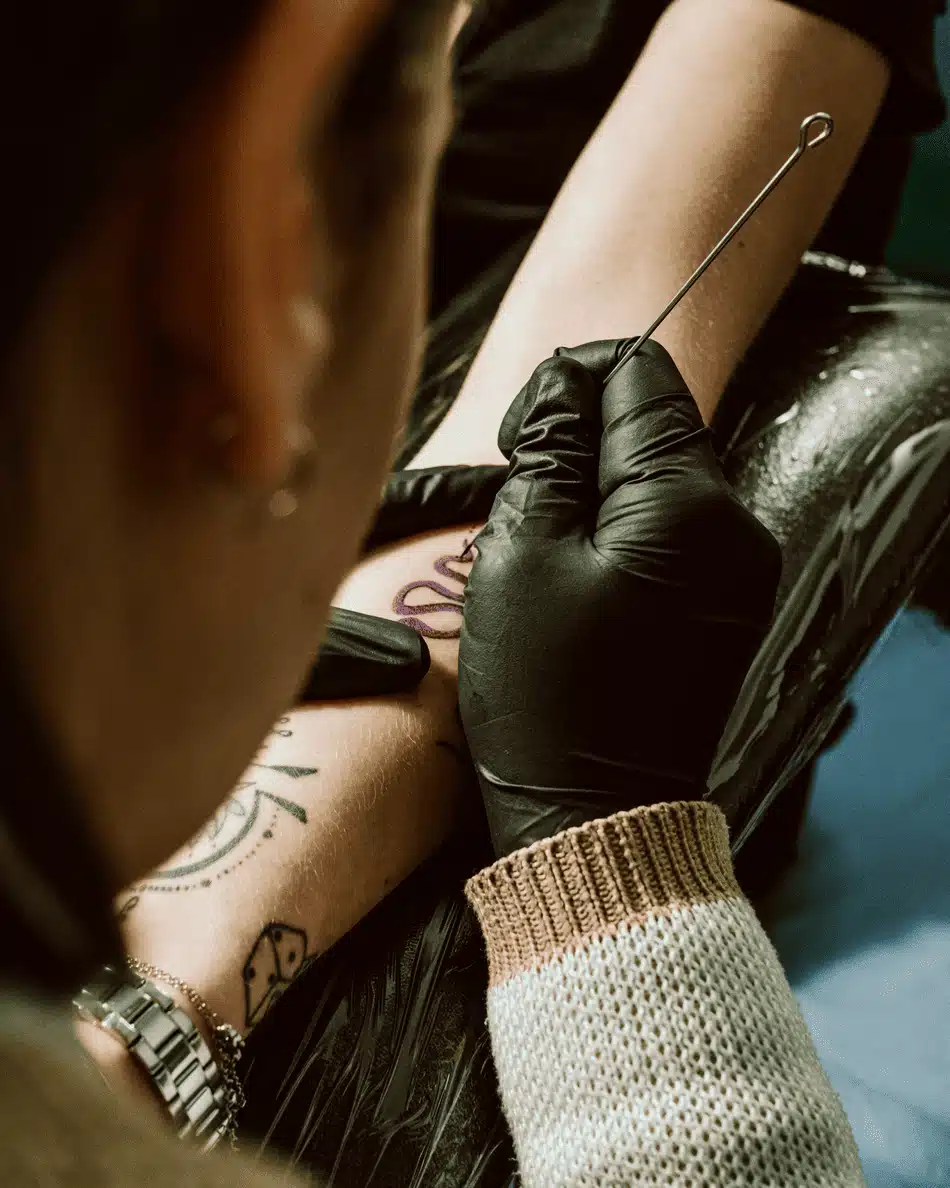 Prestation de photographie d'entreprise en séance avec la tatoueur Presque Anna à Bagnères de Bigorre.