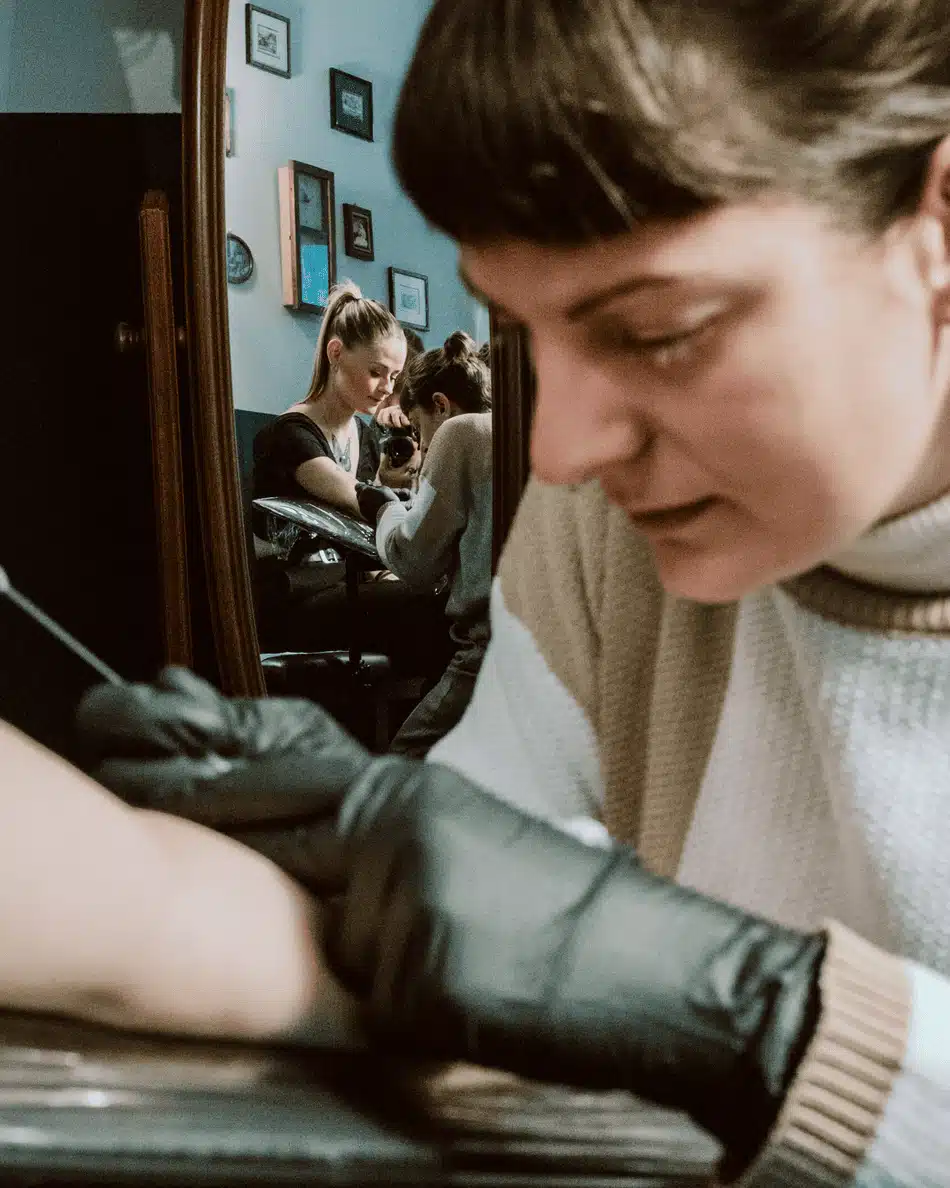 Prestation de photographie d'entreprise en séance avec la tatoueur Presque Anna à Bagnères de Bigorre.
