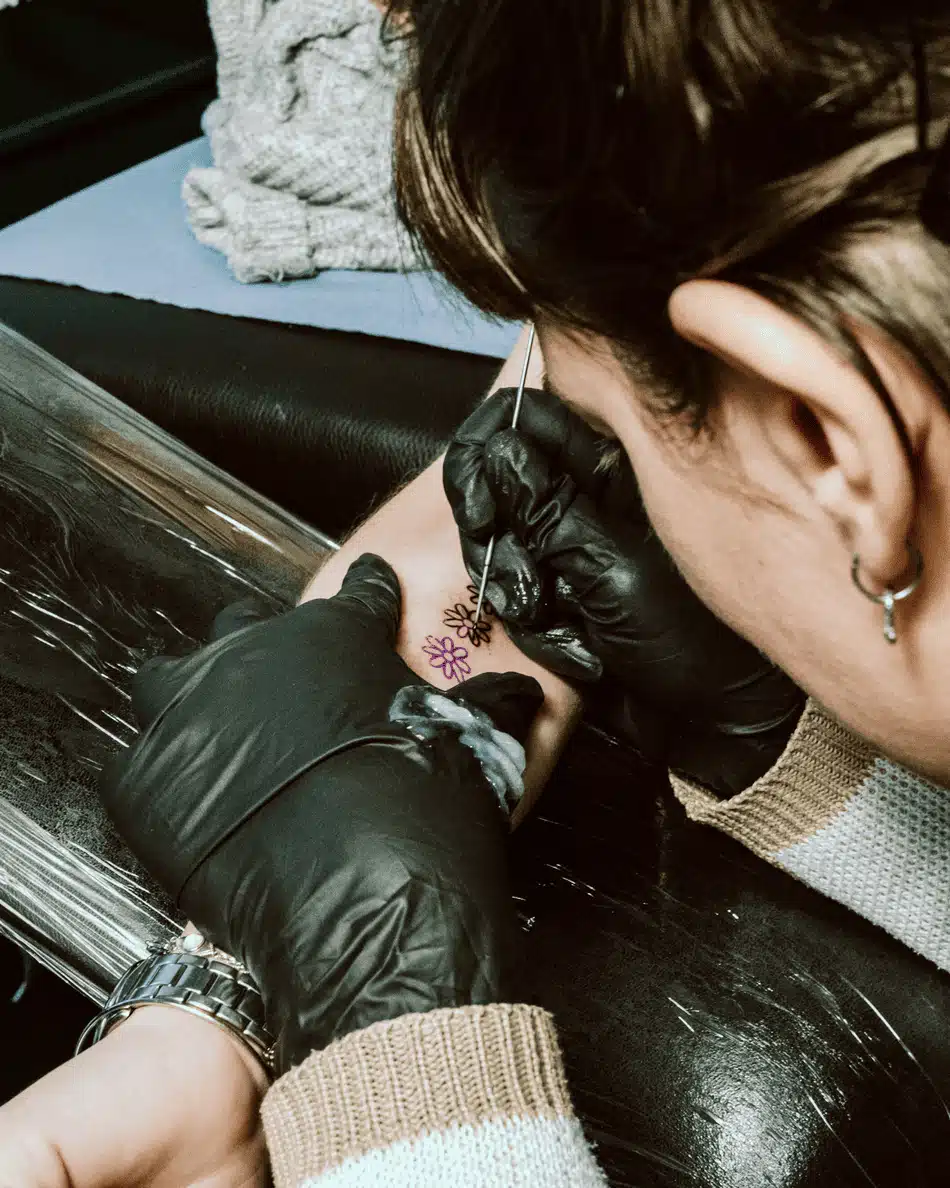 Prestation de photographie d'entreprise en séance avec la tatoueur Presque Anna à Bagnères de Bigorre.