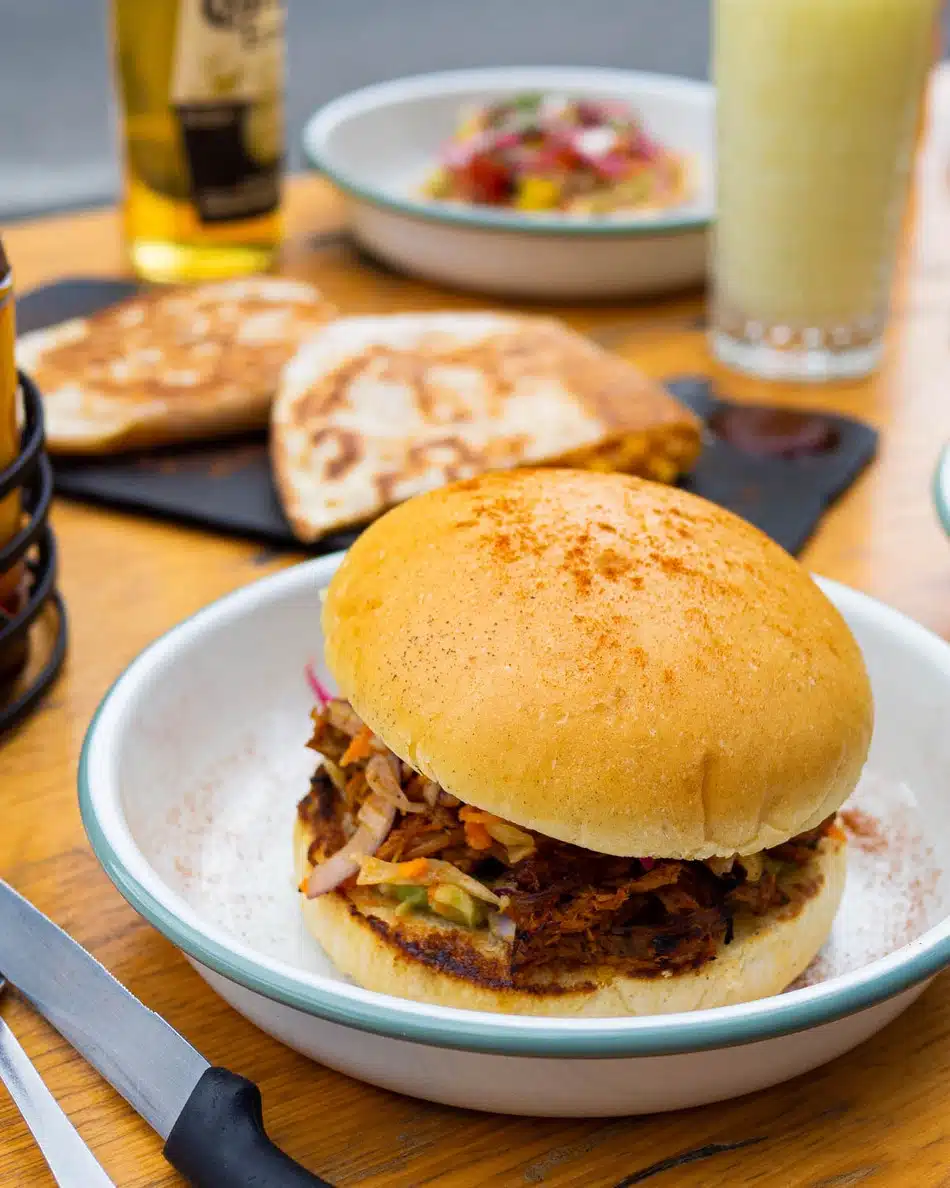 Prestation de photographie culinaire pour présenter le carte d'été avec le restaurant Sans Chaise de Bagnères de Bigorre.